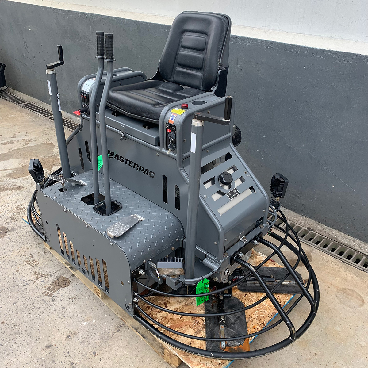 Masterpac 36 inch x 4 blades per side. Concrete levelling and finishing machine from Speedcrete. Masterpac 36 inch x 4 blades per side. Concrete levelling and finishing machine from Speedcrete.