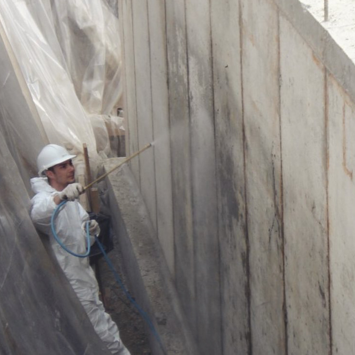 In addition to permanently waterproofing concrete structures, Evercrete Vetrofluid® protects constructions from the attack of deicing salts and freeze-thaw cycles, protects the reinforcement steels from the action of carbonation, consolidates and Increase