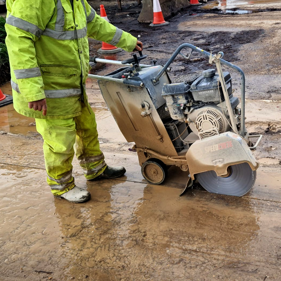 This Floor Saw is designed to cut concrete to a maximum depth of 350mm. This self propelled floor saw is powered by a petrol Vanguard which produces 14 horse power. Available from Speedcrete United Kingdom.