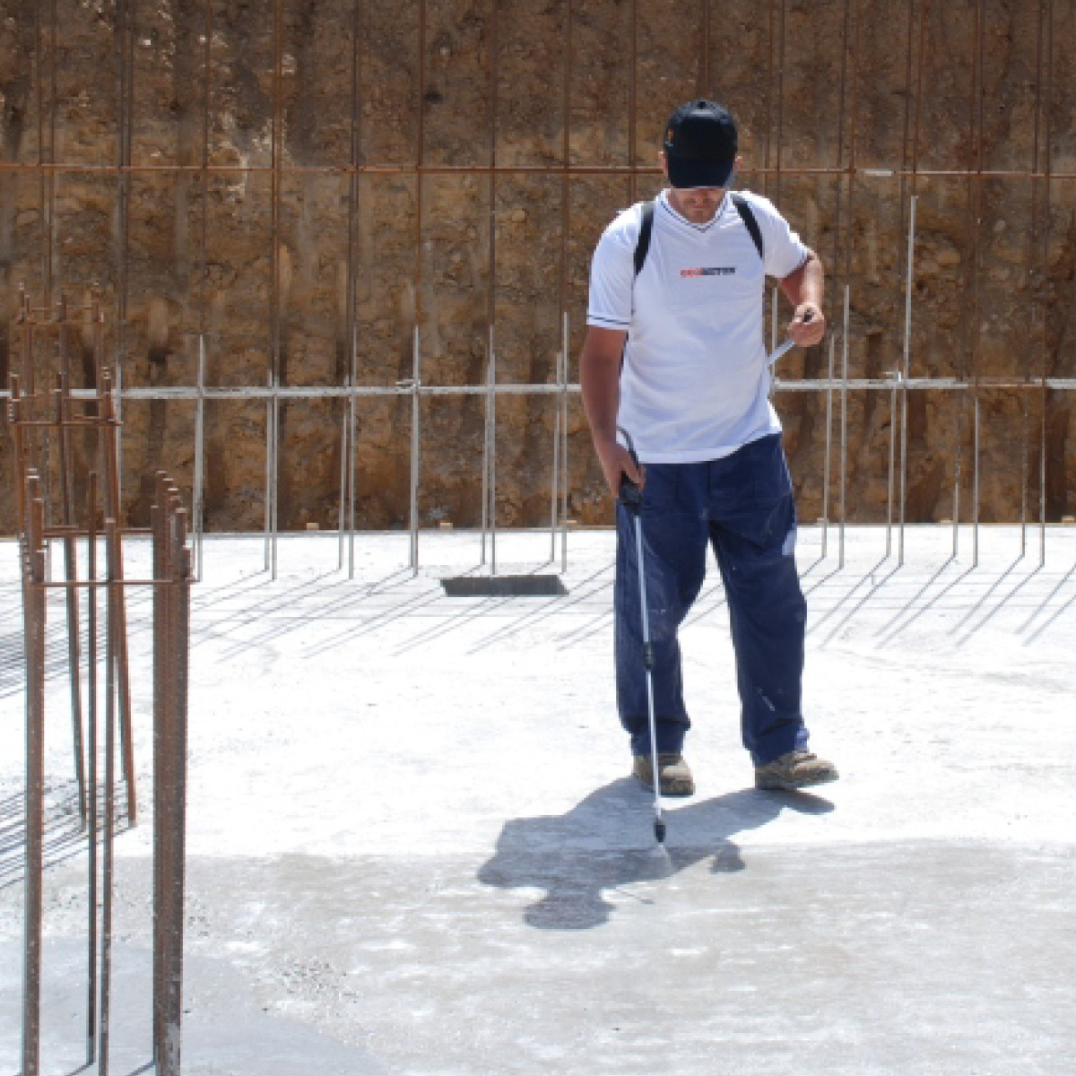 In addition to permanently waterproofing concrete structures, Evercrete Vetrofluid® protects constructions from the attack of deicing salts and freeze-thaw cycles, protects the reinforcement steels from the action of carbonation, consolidates and Increase