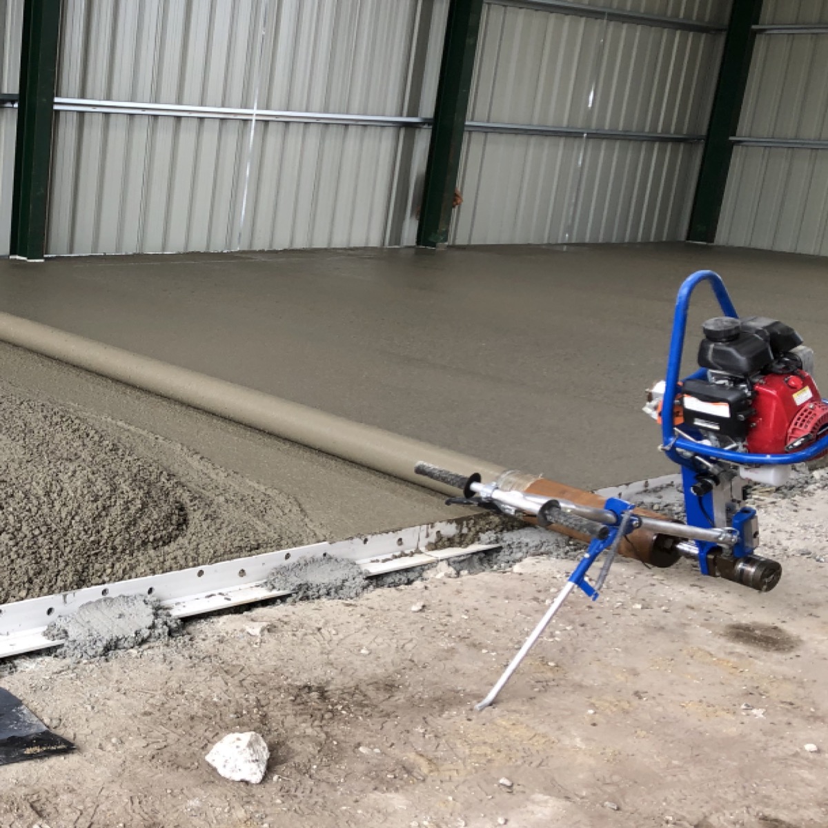 The all new Bunyan RT10 features a Honda GX100 power unit that is coupled to a hydraulic motor and pump to provide a small & portable roller screed system but with the power and capability to run large diameter tubes all the way up to 8.5 mtrs. Speedcrete