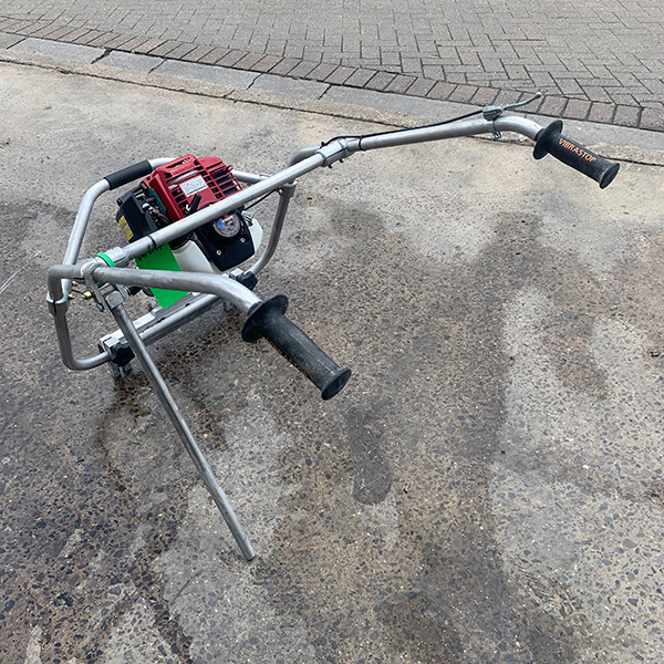 Multivibe petrol screed for sale. This concrete levelling tool consolidates the concrete via a magnesium floating bar. Available to purchase from Speedcrete, United Kingdom.