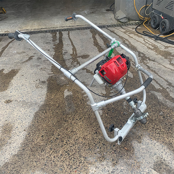 Multivibe petrol screed for sale. This concrete levelling tool consolidates the concrete via a magnesium floating bar. Available to purchase from Speedcrete, United Kingdom.